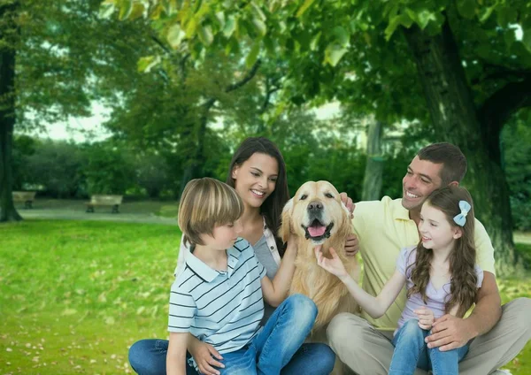 Mutlu aile evde beslenen hayvan köpek parkında zevk ile — Stok fotoğraf