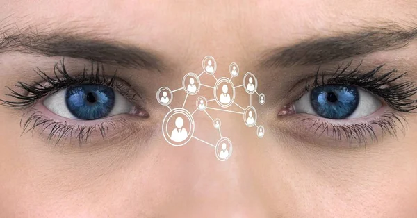Женские голубые глаза с экраном интерфейса — стоковое фото