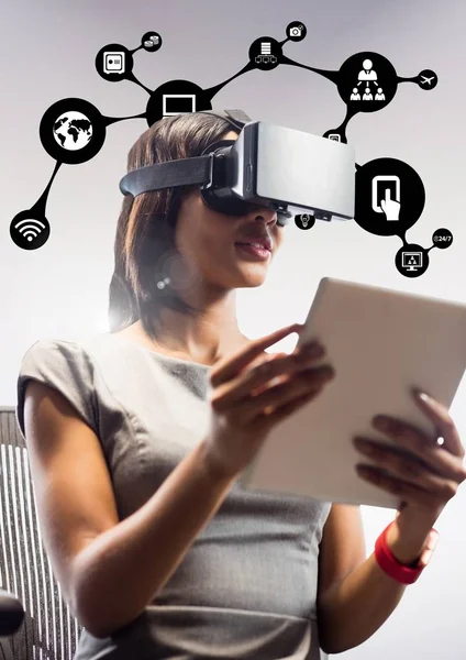 Woman using virtual reality headset — Stock Photo, Image