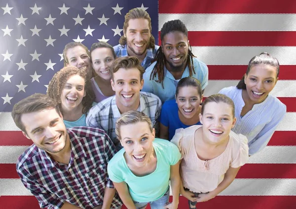 Kollegen stehen gegen amerikanische Flagge — Stockfoto