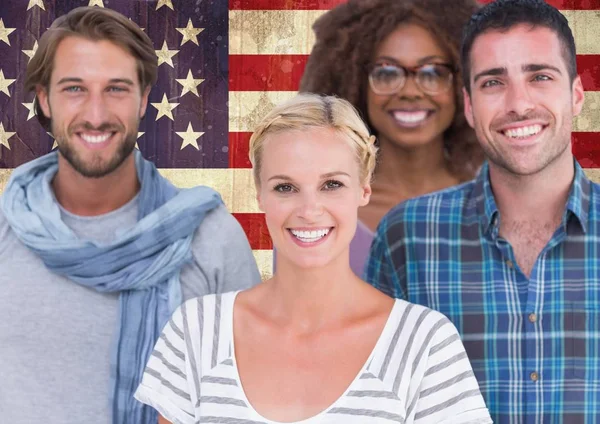 Amigos juntos contra a bandeira americana — Fotografia de Stock