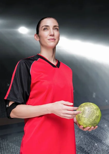 Idrottsman håller handboll mot stadion i bakgrunden — Stockfoto