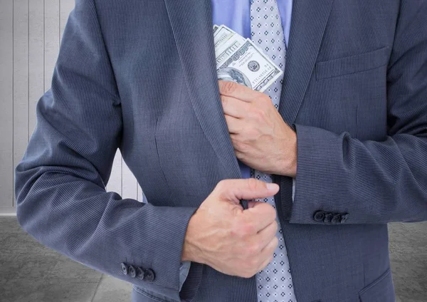 Podnikatel, drží pročesávat měny v chodbě — Stock fotografie