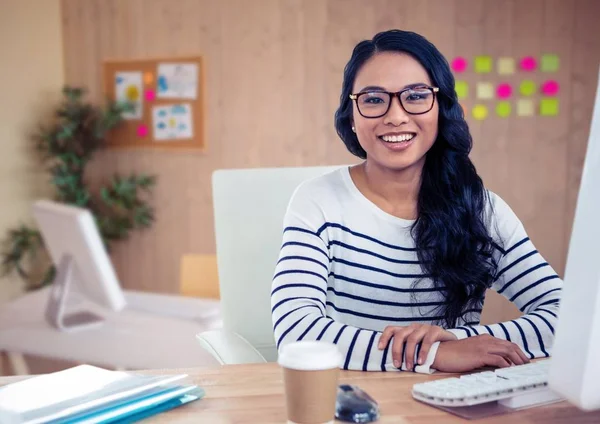 Vrouw in bril zit op haar Bureau op kantoor — Stockfoto