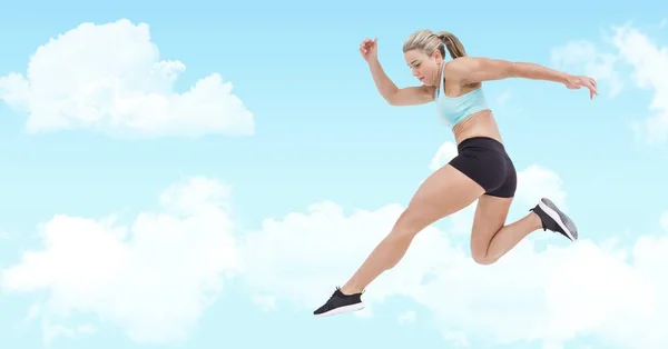 Atleta saltando contra el cielo en el fondo —  Fotos de Stock