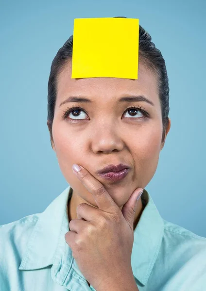 Mujer confusa con nota adhesiva en blanco en la frente — Foto de Stock