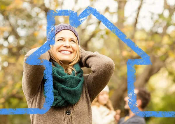 Fröhliche Frau mit Hausgestalt im Park überlagert — Stockfoto