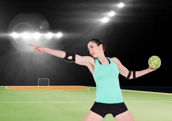 Female handball player throwing ball at handball court — Stock Photo, Image