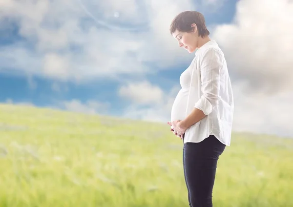 Zwangere vrouw rond de buik aanraken — Stockfoto