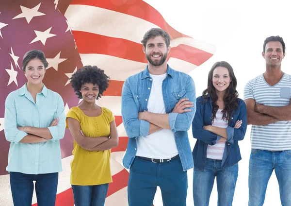 Grupo de amigos de pie con los brazos cruzados — Foto de Stock