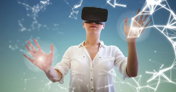 Mujer usando auriculares de realidad virtual contra el cielo —  Fotos de Stock