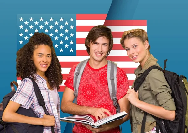 Přátelé s batoh stojící proti Americká vlajka v pozadí — Stock fotografie