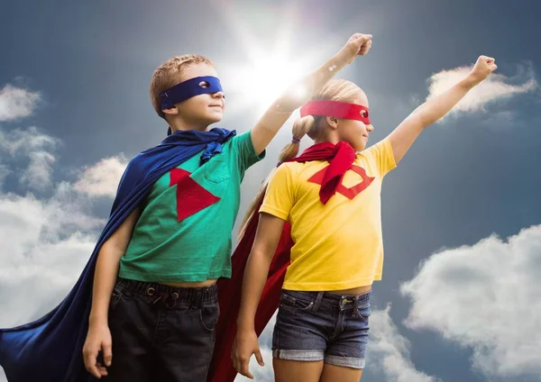 Deux enfants portant un costume de super-héros — Photo