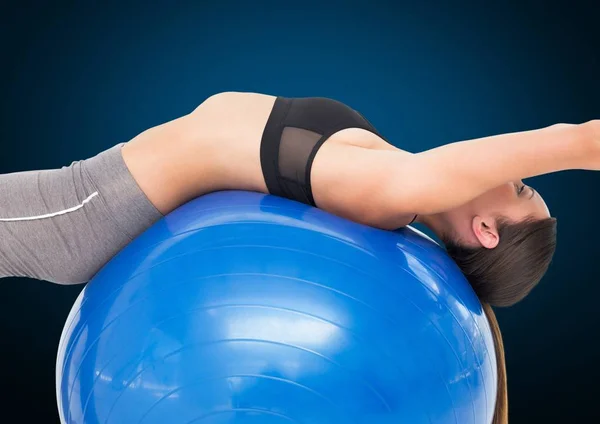 Fitness-Frau führt Übung mit Fitnessball durch — Stockfoto