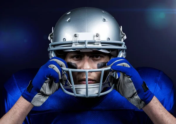 Giocatore di football americano che regola il suo casco — Foto Stock