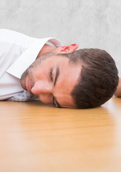 Hombre recostando la cabeza en el escritorio —  Fotos de Stock