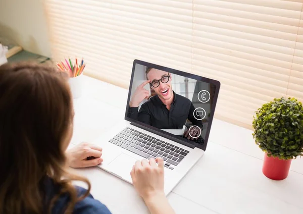 Kvinna med ett videosamtal med hennes vän på laptop — Stockfoto