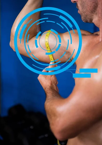 Sprawny człowiek pomiaru jego biceps siłownia — Zdjęcie stockowe