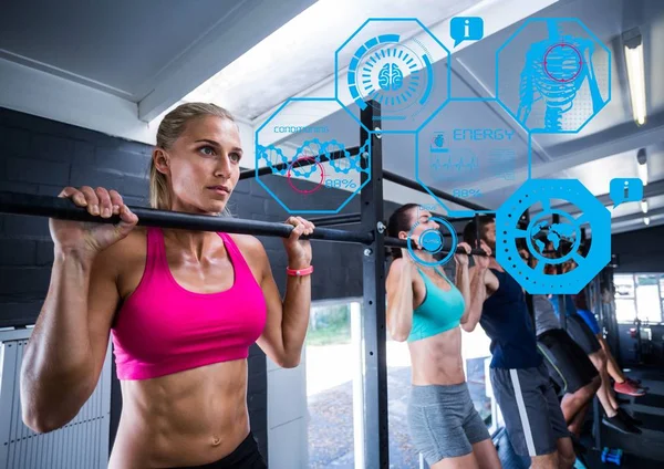 Mujer haciendo ejercicio en el gimnasio — Foto de Stock