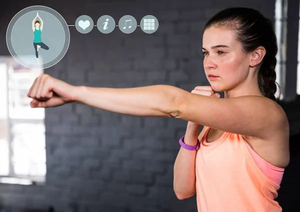 Fit vrouw oefenen met fitness interface — Stockfoto