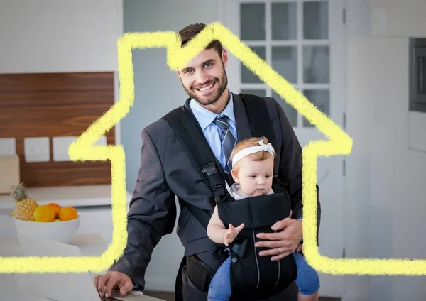 Papa zijn baby dragen in draagzak tegen huis overzicht in de achtergrond — Stockfoto