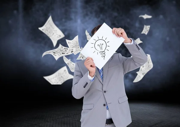 Affärsman som håller papper visar en glödlampa och handlingar faller i bakgrunden — Stockfoto