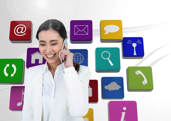 Бізнес-леді розмовляє по телефону з іконками додатків у фоновому режимі — стокове фото