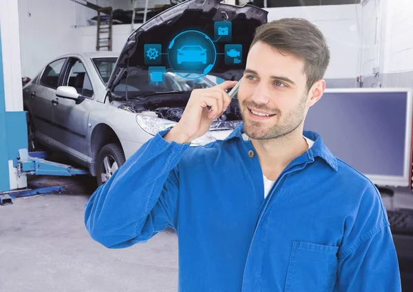 Mechanic talking on mobile phone — Stock Photo, Image