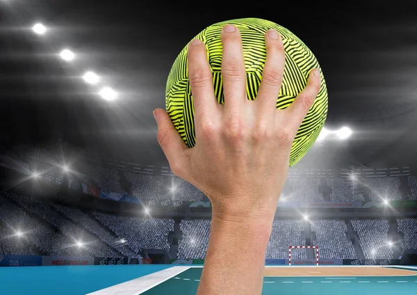 Atleta jogando handebol contra estádio no fundo — Fotografia de Stock