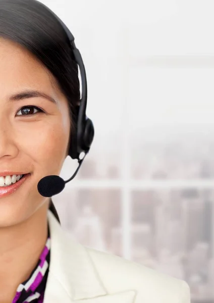 Mujer de servicio al cliente en auriculares — Foto de Stock