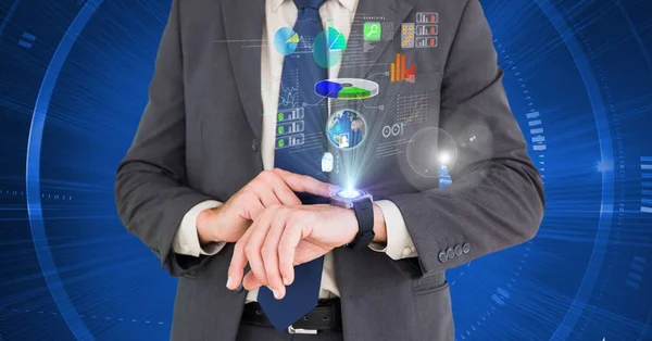 Uomo d'affari che utilizza smartwatch futuristico — Foto Stock