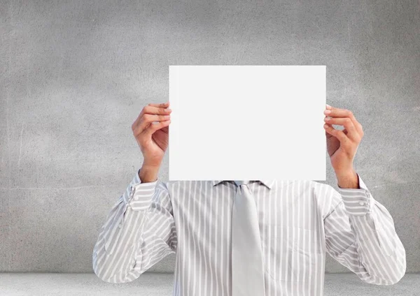 Hombre ejecutivo cubriendo su cara detrás de papel — Foto de Stock