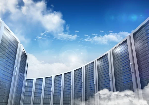 Башни серверов и облачный фон неба — стоковое фото