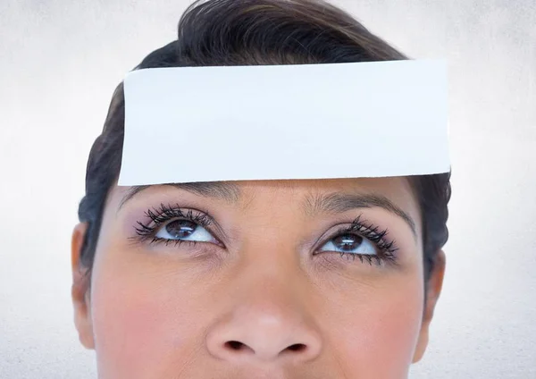Przemyślane kobieta z programu sticky Notes na czole — Zdjęcie stockowe