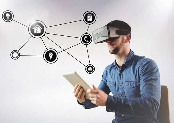 Uomo utilizzando auricolare realtà virtuale e tablet digitale — Foto Stock