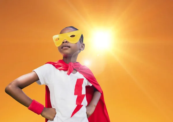 Kid i röd cape och gul mask — Stockfoto
