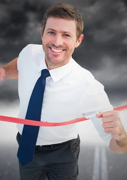 Hombre de negocios cruzando la línea de meta — Foto de Stock