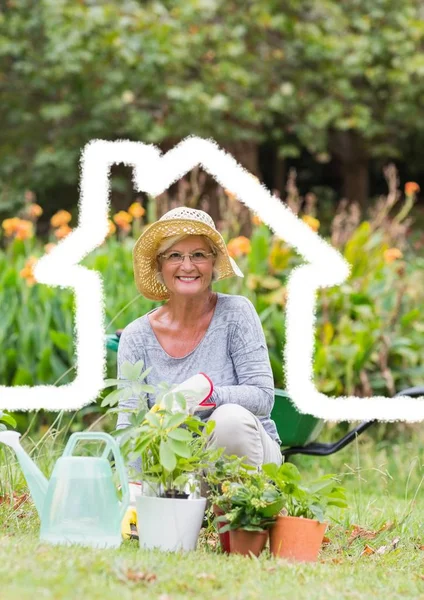 Senior vrouw tuinieren in achtergrond — Stockfoto