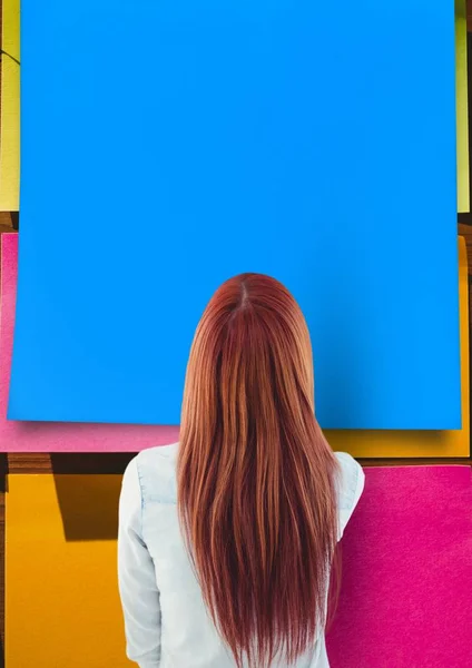 Woman looking at large blue sticky note — Stock Photo, Image