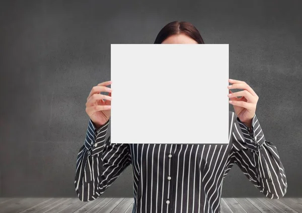 Affärskvinna som innehar ett tomt plakat — Stockfoto