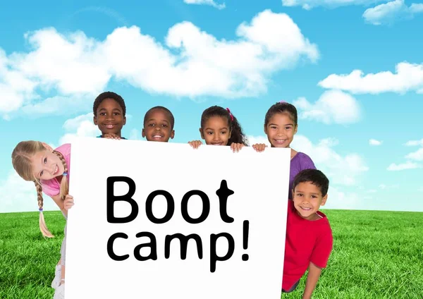 Kinder halten Karte mit Text-Boot-Camp — Stockfoto