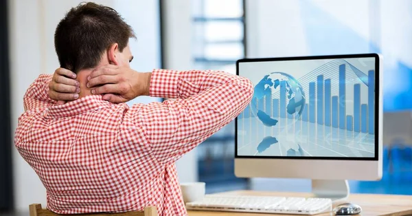 Unavený muž pracující na počítači — Stock fotografie