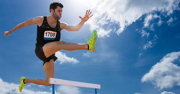 Atleta saltando sobre obstáculos — Fotografia de Stock