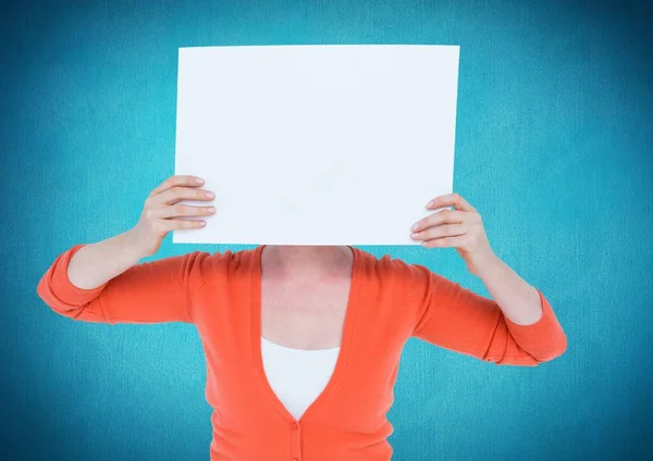 Mujer sosteniendo hoja de papel en blanco delante de su cara — Foto de Stock