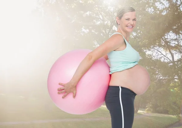 Беременная женщина проводит упражнения — стоковое фото