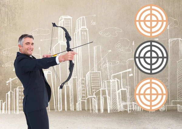 Hombre de negocios apuntando objetivo con arco y flecha —  Fotos de Stock