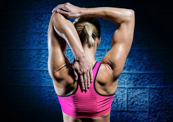 Adatta donna che fa esercizio di stretching — Foto Stock