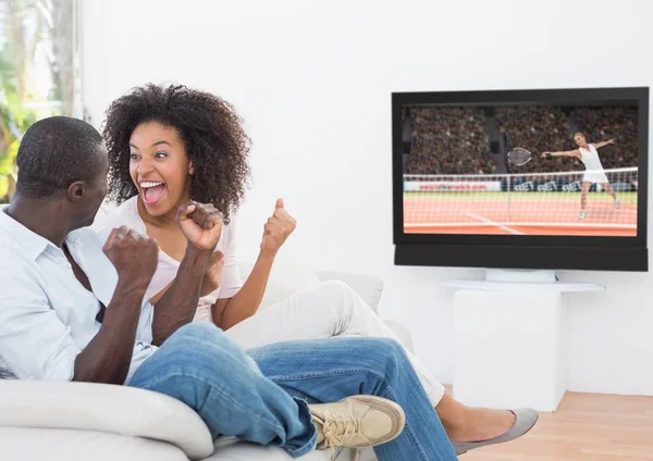 Pareja animando mientras mira tenis — Foto de Stock