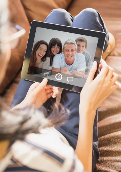 Femme assise sur le canapé ayant un appel vidéo — Photo