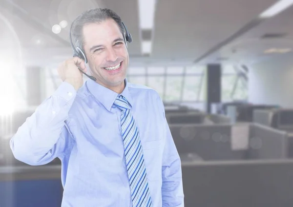 Alegre homem de atendimento ao cliente no fone de ouvido — Fotografia de Stock